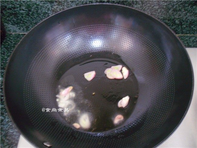鸡蛋干莴笋胡萝卜彩丁,热锅倒油，下葱片爆香
