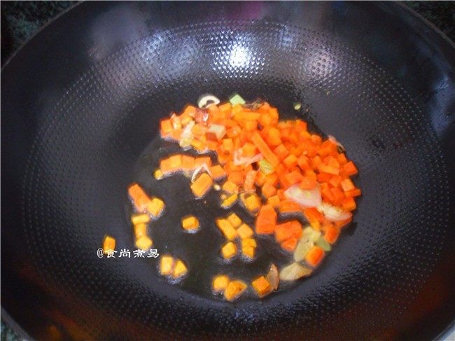 鸡蛋干莴笋胡萝卜彩丁,倒入胡萝卜煸炒片刻
