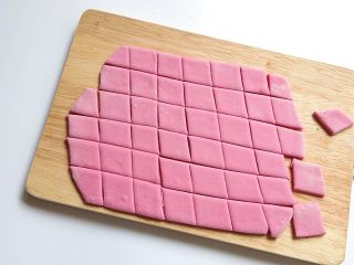 彩色贝壳意面,将面擀成饺子皮，并斜切成2厘米的小方块