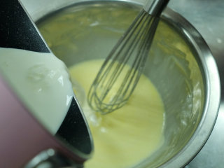 轻乳酪芝士,把牛奶慢慢倒入蛋黄中
