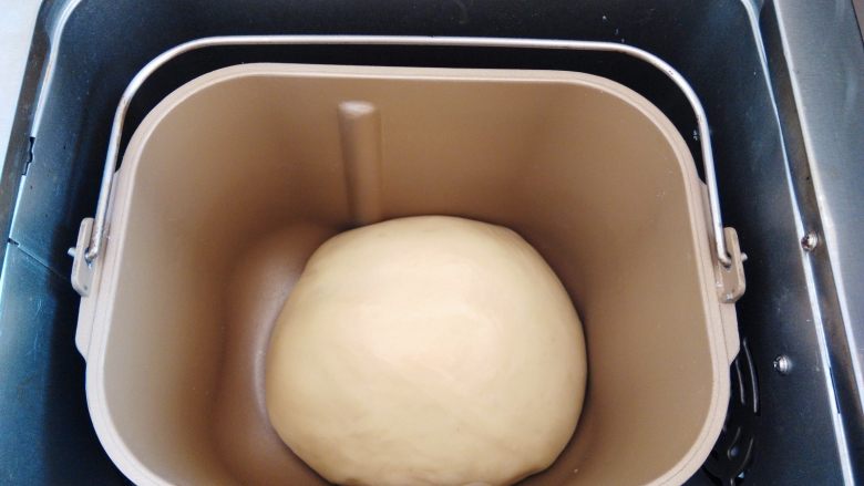 芝士汉堡包,面团发酵30分钟，发大到2倍的样子