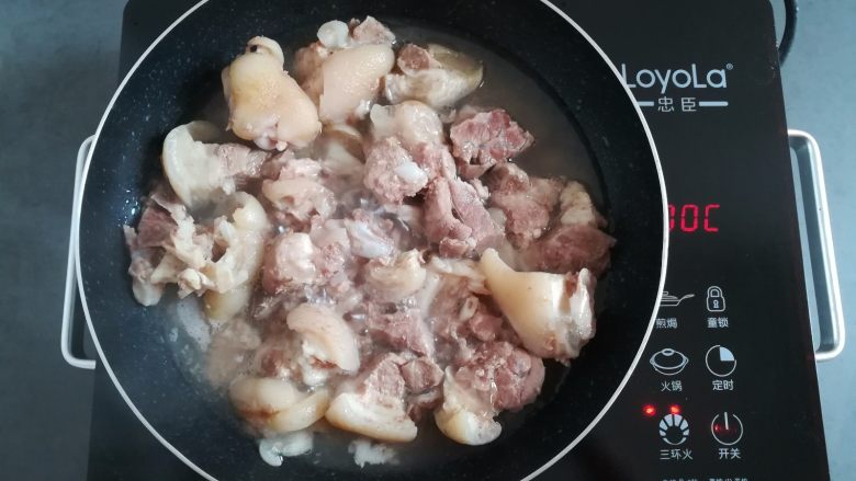 莲藕玉米猪脚汤,猪脚放锅里煮热，让猪脚跟汤汁分离