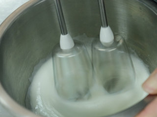 轻乳酪芝士,蛋白（71克）加入细砂糖（33.6克）打发至起尖角
