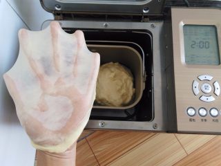 香軟肉松牛奶排包,和面完成，剪一小塊面團來拉膜，很漂亮的手套膜，500克粉揉30分鐘，很快哦