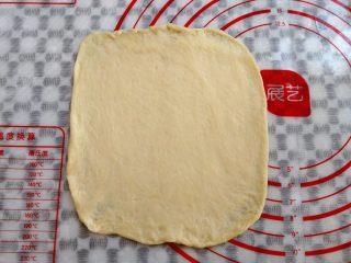 香軟肉松牛奶排包,取一個面團用搟面杖搟成一個薄的面皮，別太用力，容易破