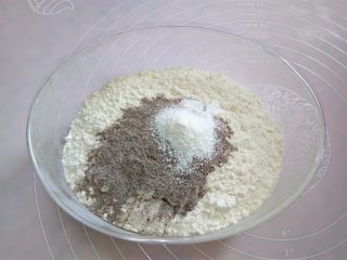 棉花糖淋酱饼干,低筋面粉，速溶咖啡粉，泡打粉分别称出来