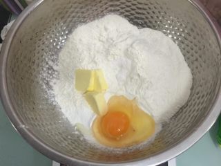 豆浆油条,取一大盆，放入面粉、盐、泡打粉、小苏打、鸡蛋、软化的黄油