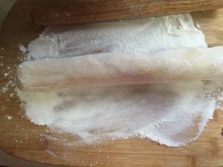 豆浆油条,案板撒上面粉，将冷藏后的面团放在上面，面团的表面也撒上面粉防粘，醒30分钟