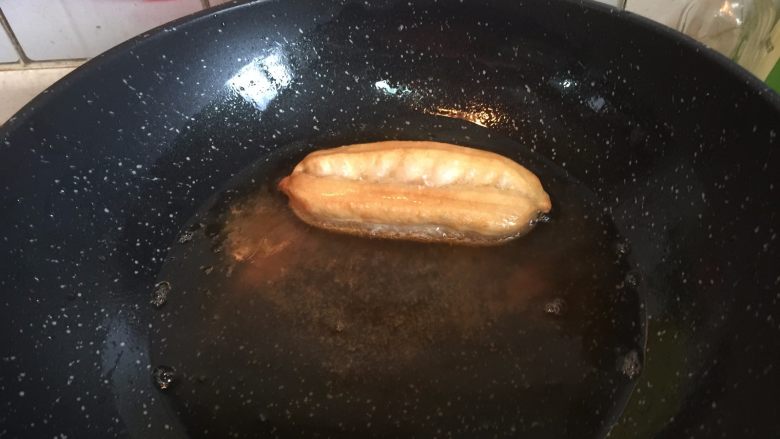 豆浆油条,起油锅，加热至油温200度左右，放入油条生胚，油条浮起后，用筷子反复拨弄油条，使其快速膨胀炸至金黄色