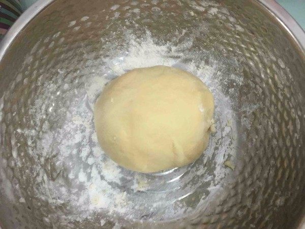 豆浆油条,再用手揉、揣，合成光滑的面团，实在感觉粘手就放面包机里搅
