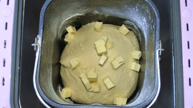 脆底黑芝麻小面包,静置10分钟，加入黄油再开启和程序，完成后，开始发酵，