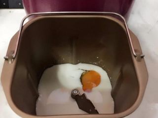 小兔子香肠包,先把牛奶、鸡蛋放入面包桶里，再一个角落放入砂糖，一个角落放入盐