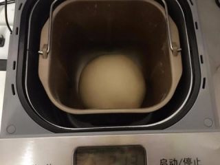 小兔子香肠包,30分钟后面团和好，启动面包机的发酵程序，默认1小时