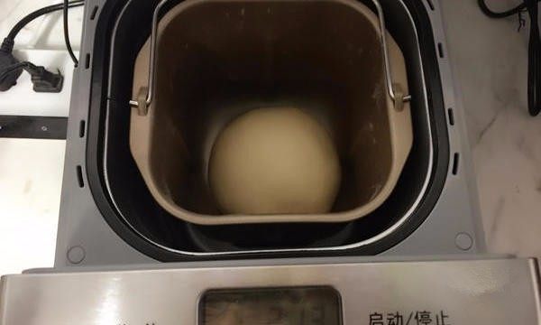 小兔子香肠包,30分钟后面团和好，启动面包机的发酵程序，默认1小时