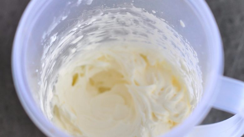 焦糖炼乳布丁,表面装饰：淡奶油50克 细砂糖10克 彩糖适量 
 淡奶油加糖打发，打到可以裱花的状态。