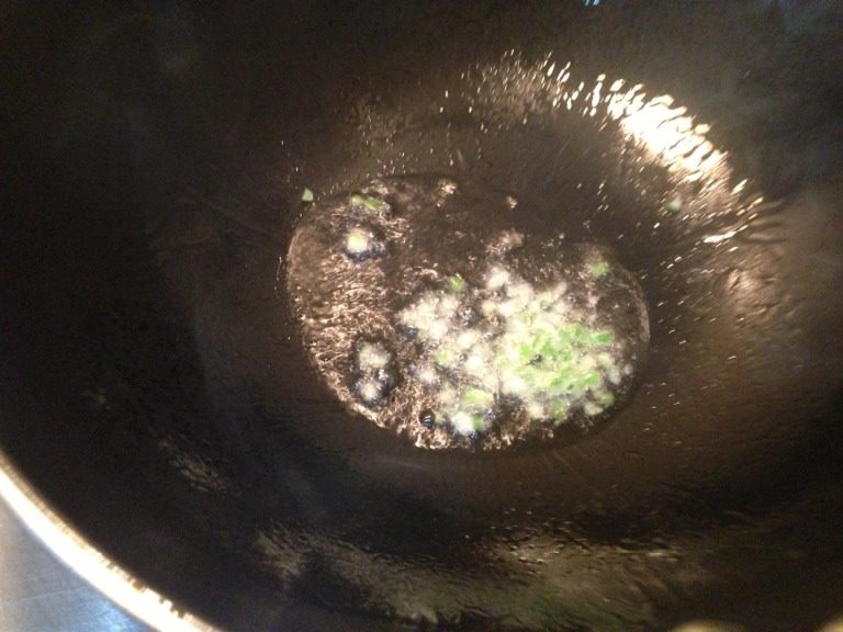 青瓜虾仁,重新启锅，热锅放油，热至八分，放入葱末爆香