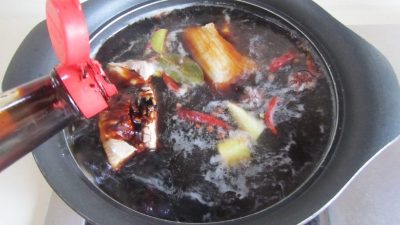 青椒素鸡炒回锅肉, 再加入适量的老抽，大火煮开，转为小火， 加盖炖煮20分钟；