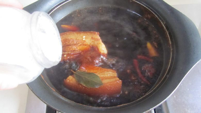 青椒素鸡炒回锅肉,再加入适量的盐，继续炖煮五分钟， 浸泡一个小时以上（这是做的卤肉， 可以自直接切片吃或者炒着吃；