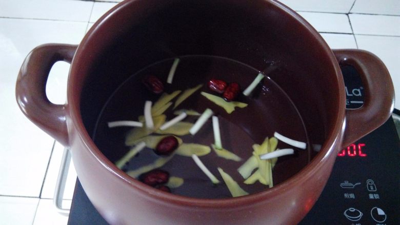 淮山煲鸡汤,砂锅里水烧开以后放入葱姜，红枣，继续大火烧开