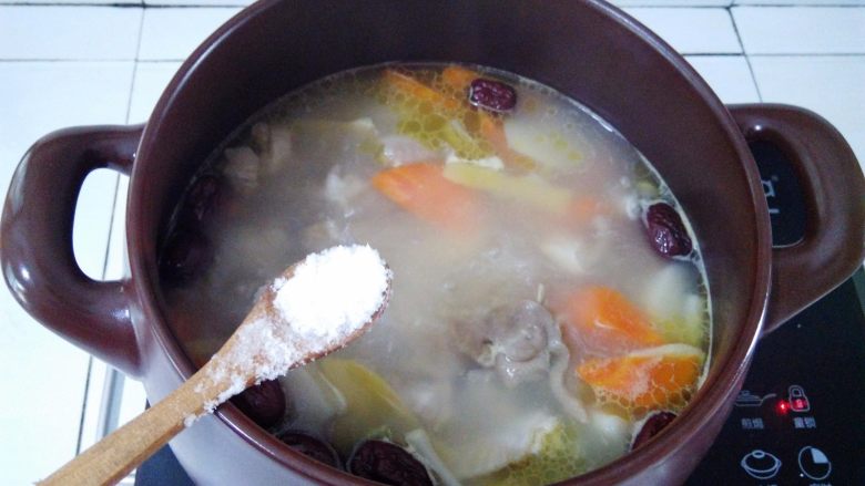 淮山煲鸡汤,放入适量的盐调味，转小火煲20分钟