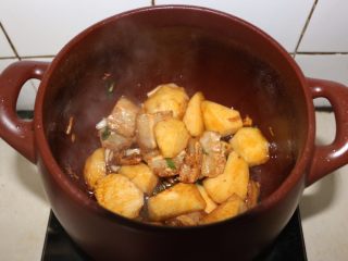 最爱的那碗砂锅炖菜,土豆微微焦黄时，加入老抽调色。