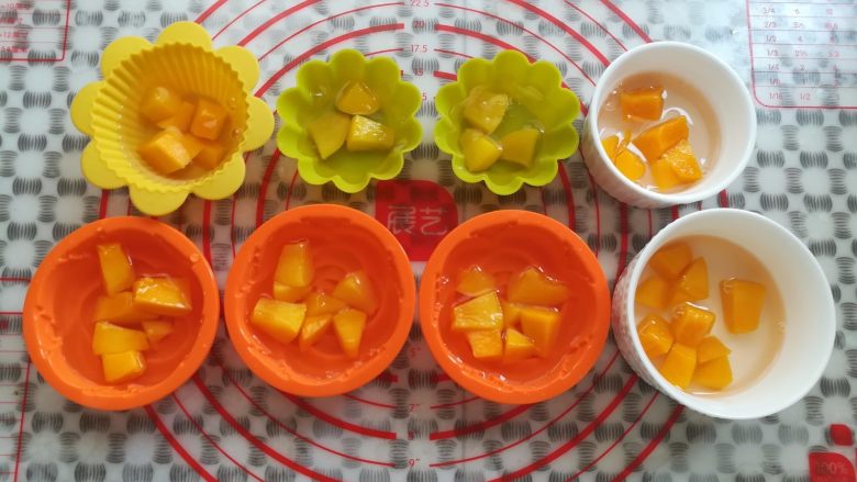 水果果冻（白凉粉版）,模具里倒入三分之一的凉粉水，放入适量的果粒