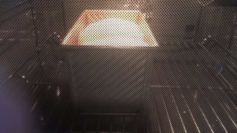 炼乳吐司,放到预热好180度的烤箱中烘烤40分钟