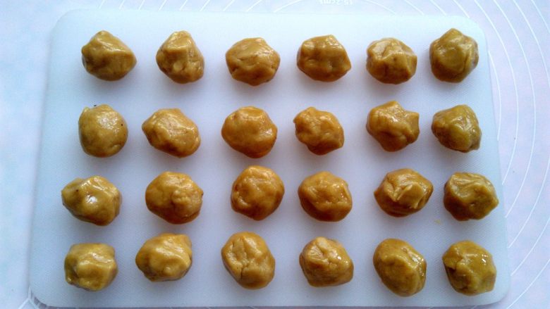 核桃枣泥月饼,月饼皮按照每个16克左右分成24个小剂子