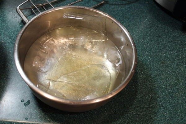 白酒荔枝果冻,将吉利丁用冰水泡软。吉利丁一定要用冰冷水泡软，如果用室温水会有部分融入水中就太可惜了。