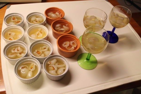 白酒荔枝果冻,将荔枝放入容器里，倒入吉利丁液，放入冰箱冷藏。
一般冷藏约5-6小时才会完全凝固。
