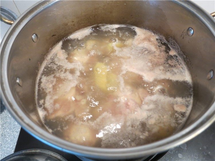 大补气血牛尾汤,煮开后继续煮两三分钟