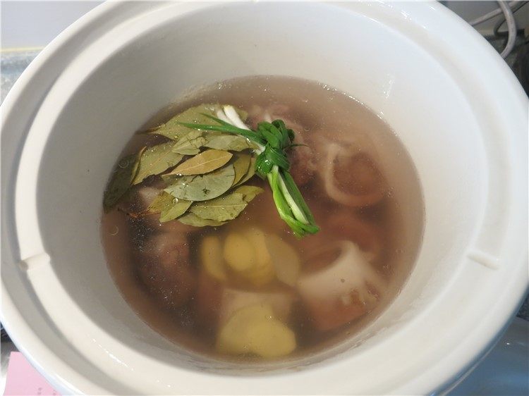 大补气血牛尾汤,将牛尾和牛骨髓捞起，放入煲锅中加入葱节生姜片加入清水，水量没过食材