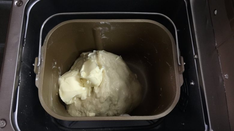 一次发酵椰香绵绵吐司,程序结束后，加入软化后的黄油