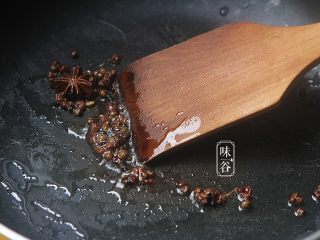 麻辣藕片,锅内放入油，放入花椒和八角爆出香味；