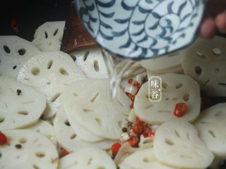 麻辣藕片,倒入莲藕翻炒，淋入白醋；