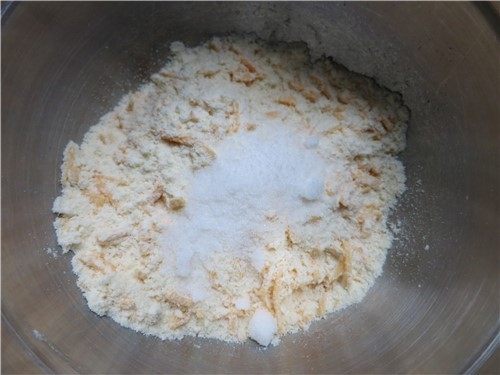 超快速面包--切达芝士香葱司康,将切好的切达芝士放入面粉中拌合均匀，再将白糖放入拌匀 