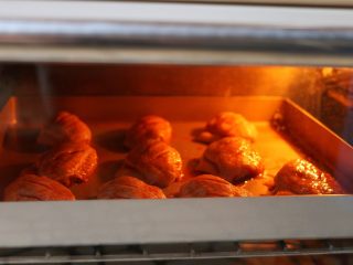香辣烤翅,
烤箱210度预热，烤盘放入烤箱中层，先烤20分钟
