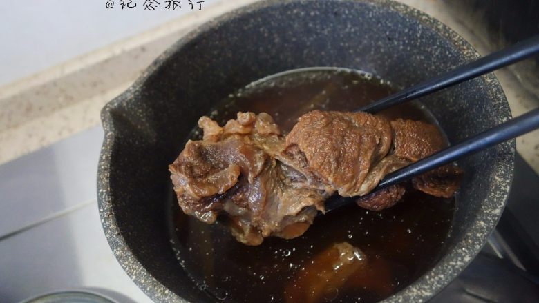 牛肉面这样做好吃又方便,	捞出牛腱子，过滤掉杂质剩下炖的汤备用