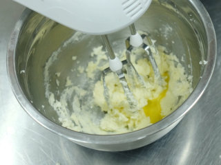 苹果塔,加入细砂糖（50克）打发至蓬松，再加入鸡蛋（1个）慢慢打发至均匀
