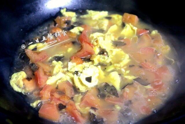 番茄豆腐羹,加水快漫过西红柿，中火炖2分钟。用铲子将西红柿捣捣碎。

