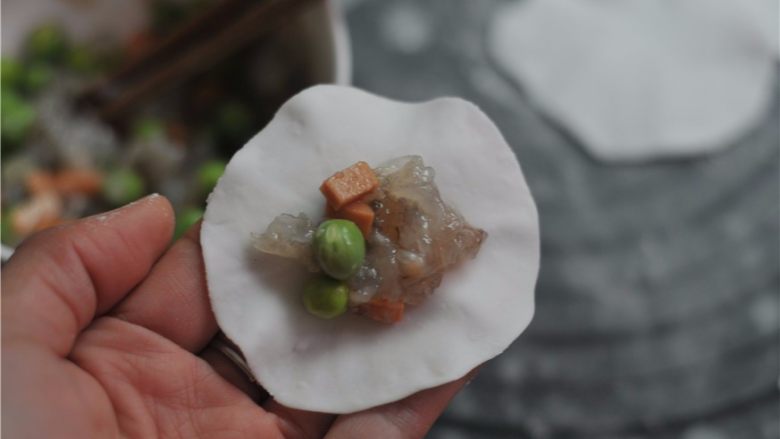水晶虾饺,用筷子挑一团虾饺馅放在水晶皮里