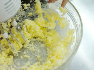 黄金甘栗磅蛋糕,把黄油（240克）、细砂糖（200克）、盐之花（2克）低速打发