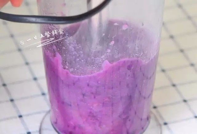 紫薯发糕,配合中剩余的水和紫薯一起放料理机打成紫薯泥。
