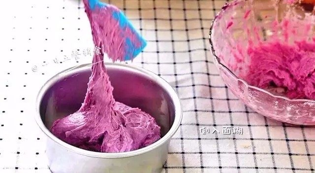 紫薯发糕,倒入面糊，用勺子摊平。