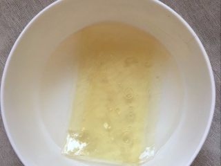 芒果布丁【爽滑美味又解暑】,吉利丁片用水泡软。