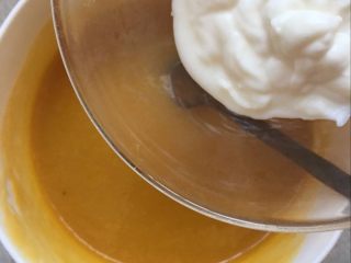 芒果布丁【爽滑美味又解暑】,等芒果泥稍微放凉，放入酸奶