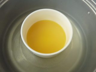 酸奶水果泡芙,黄油用碗盛着，隔着热水蒸化