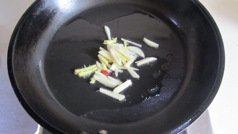 青椒榨菜炒鳝丝,热锅凉油， 用姜蒜丝炝锅；