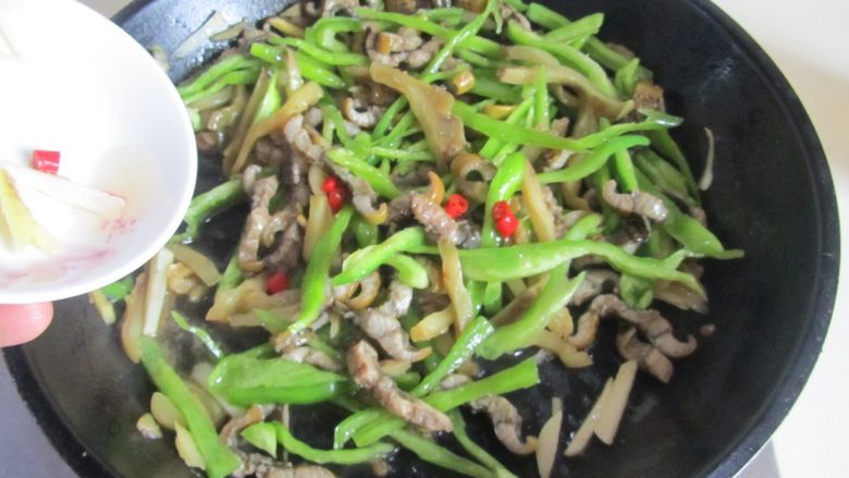青椒榨菜炒鳝丝,出锅前加入红椒。