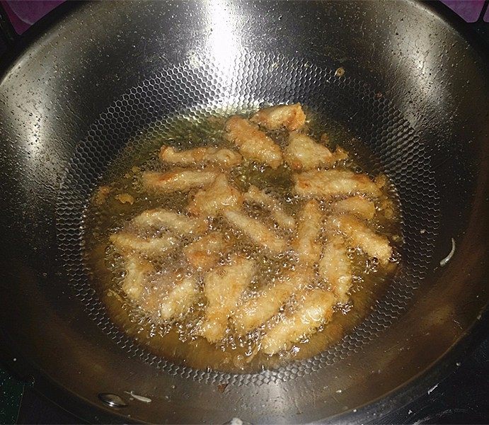 韩国糖醋肉,炸制表面金黄后捞出沥油